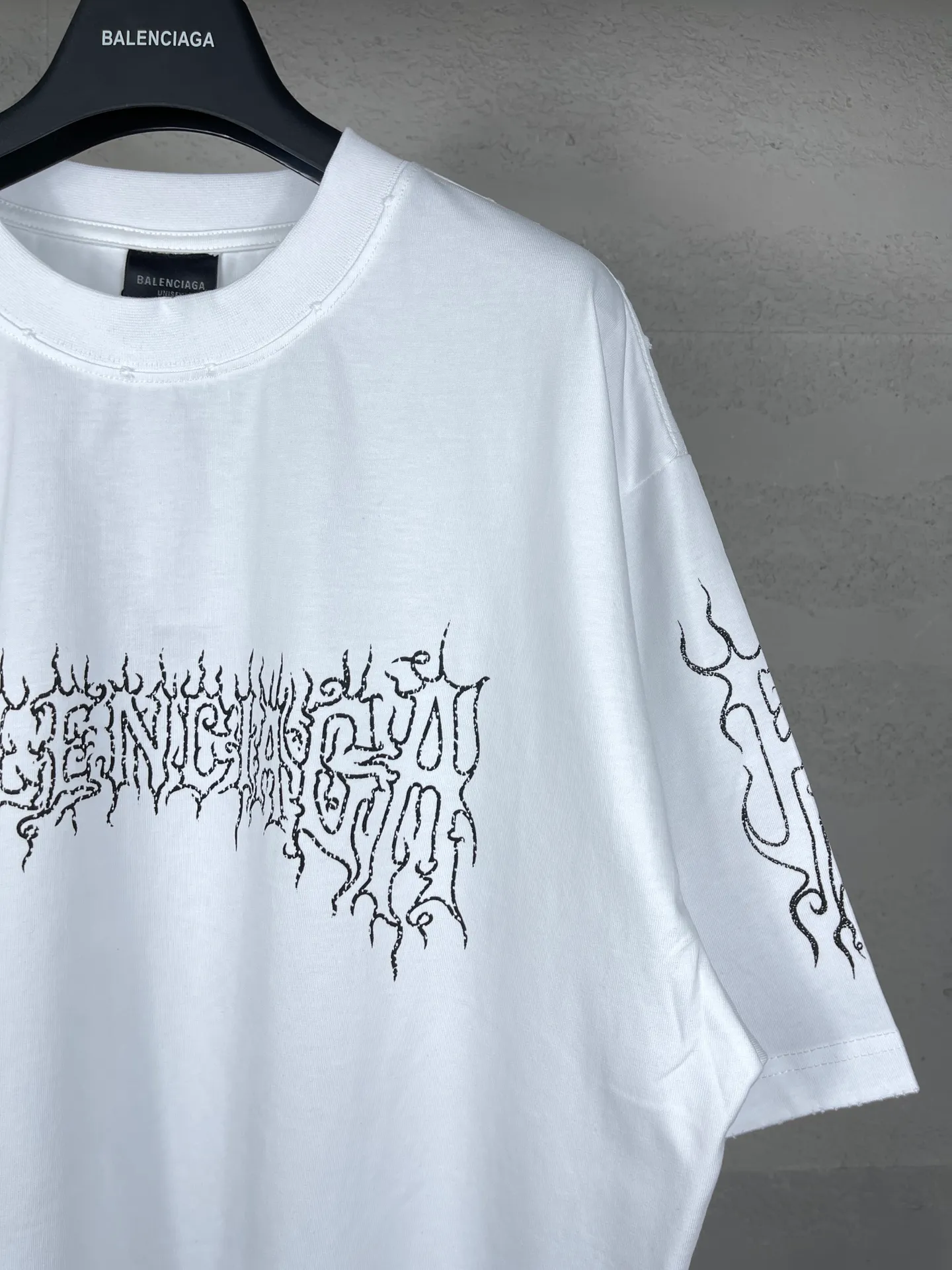 【 . Quality】BALENCI*GA/ .2024New Arrival LOGO T 。 . Authentic ， ！ ZP 。 260 ， . ， ，。 。Classic LOGO ， ， 。 . ， ， ， OS . Same Style ：BL 233303 ：Black，White，Yellow， Size：XS L